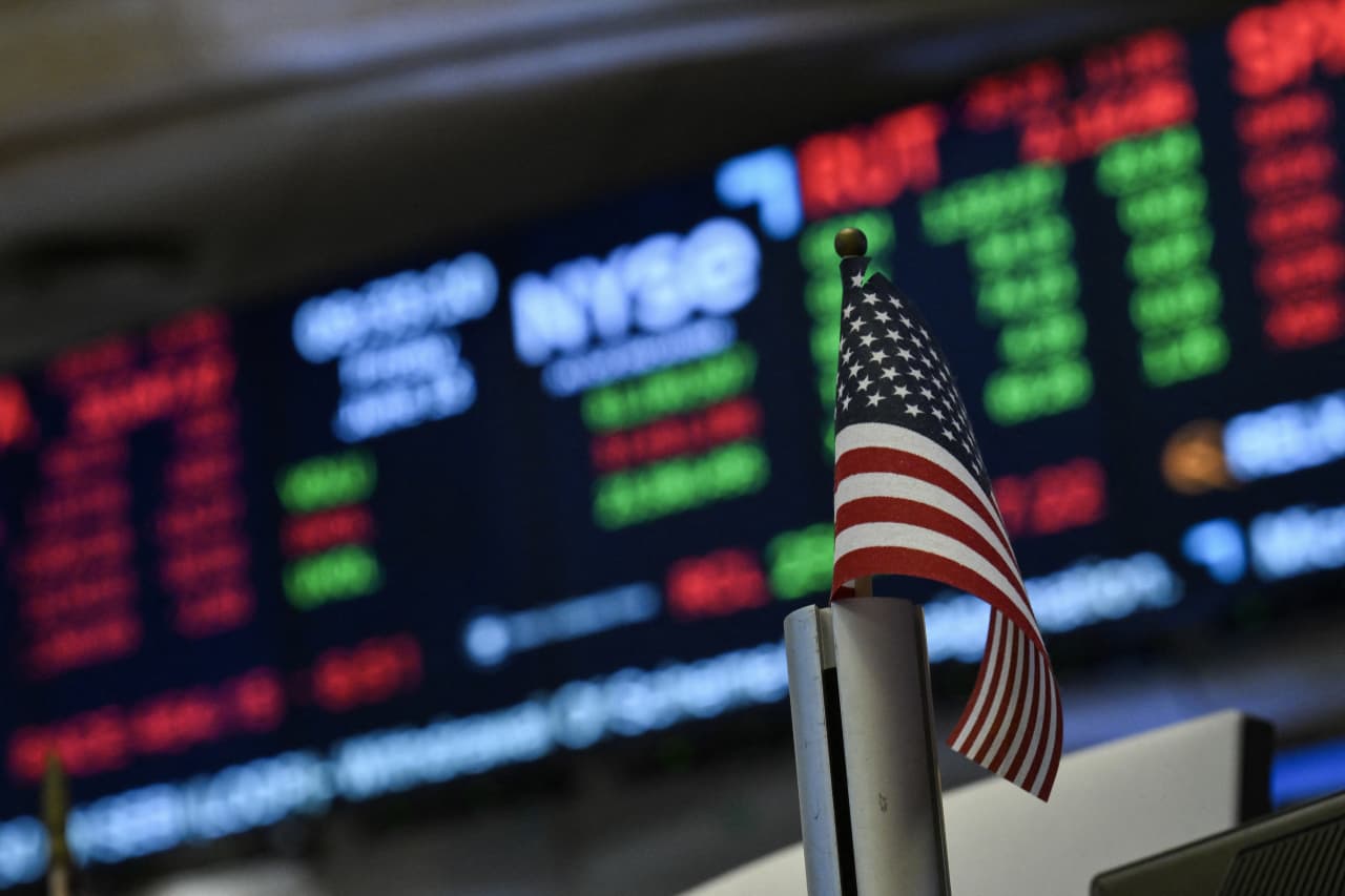 Is the stock market closed on Memorial Day? Does the post office deliver mail?